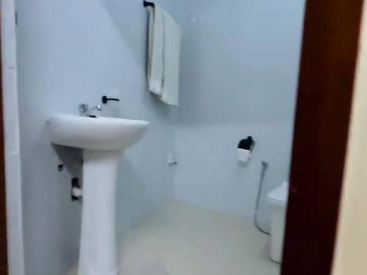 An en-suite bathroom at Emory Resort